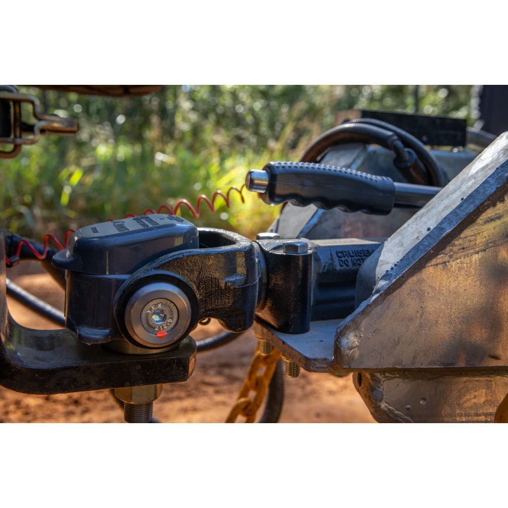 Cruisemaster DO35 V3Plus 3.5T articulating off-road trailer hitch coupler with handbrake CMDO35WHB