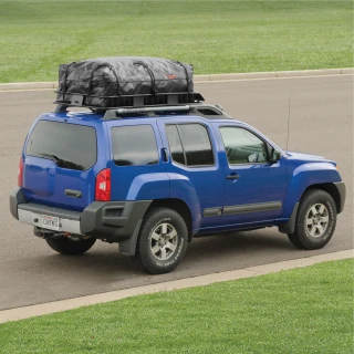 CURT cargo bag fitted on roof basket, protecting belongings against elements.