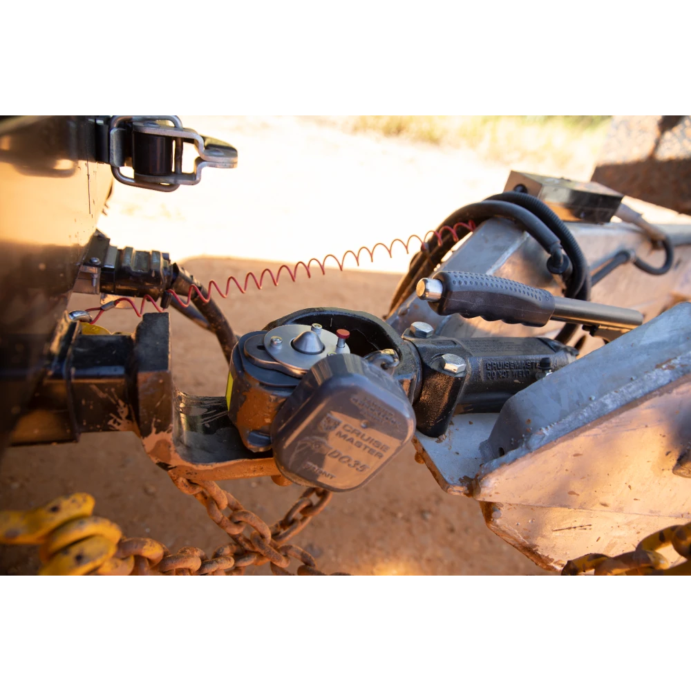 Cruisemaster DO35 V3Plus 3.5T articulating off-road trailer hitch coupler with handbrake CMDO35WHB